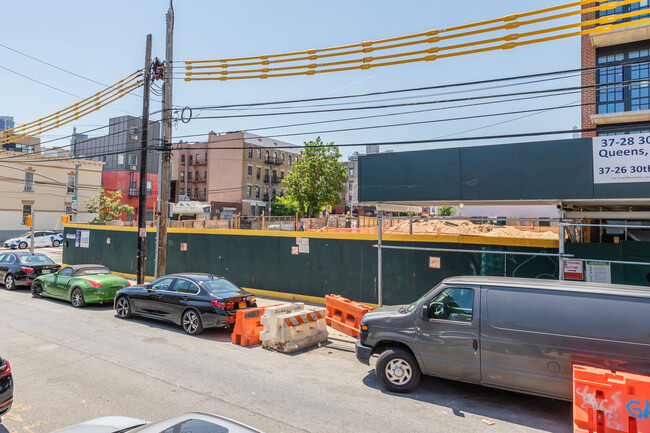 3742 30th St in Long Island City, NY - Foto de edificio - Building Photo