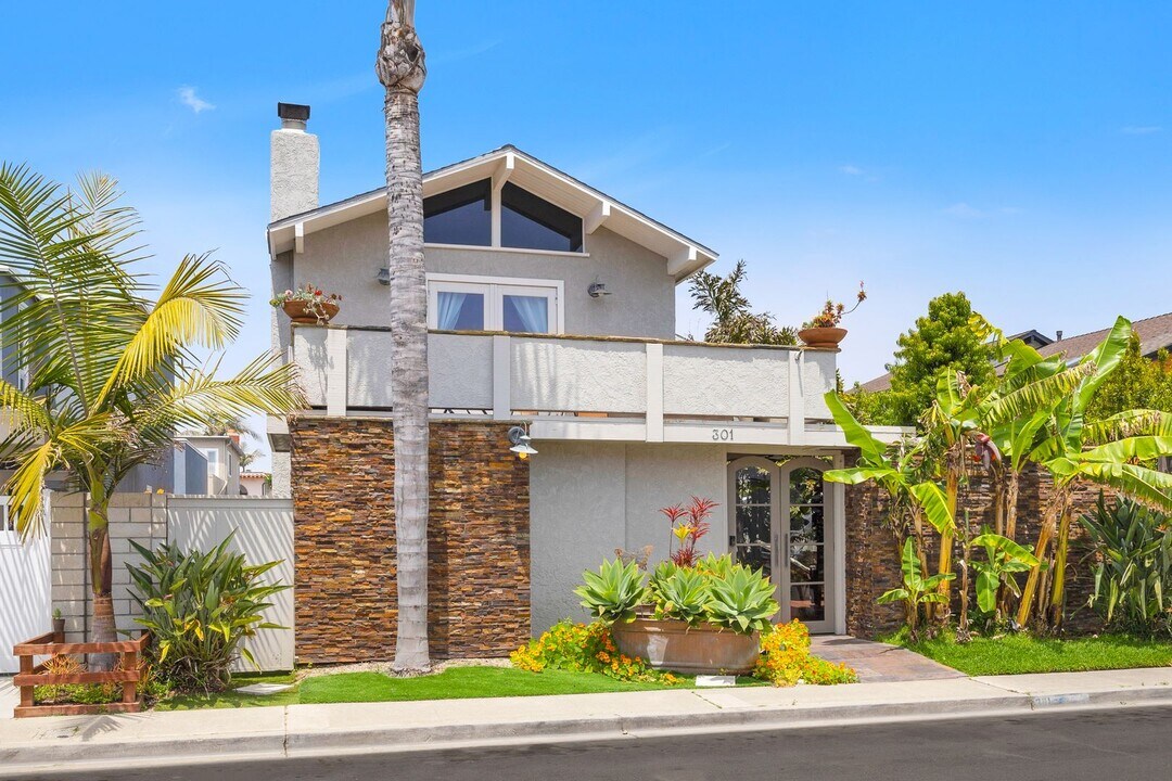 301 Lugonia St in Newport Beach, CA - Foto de edificio