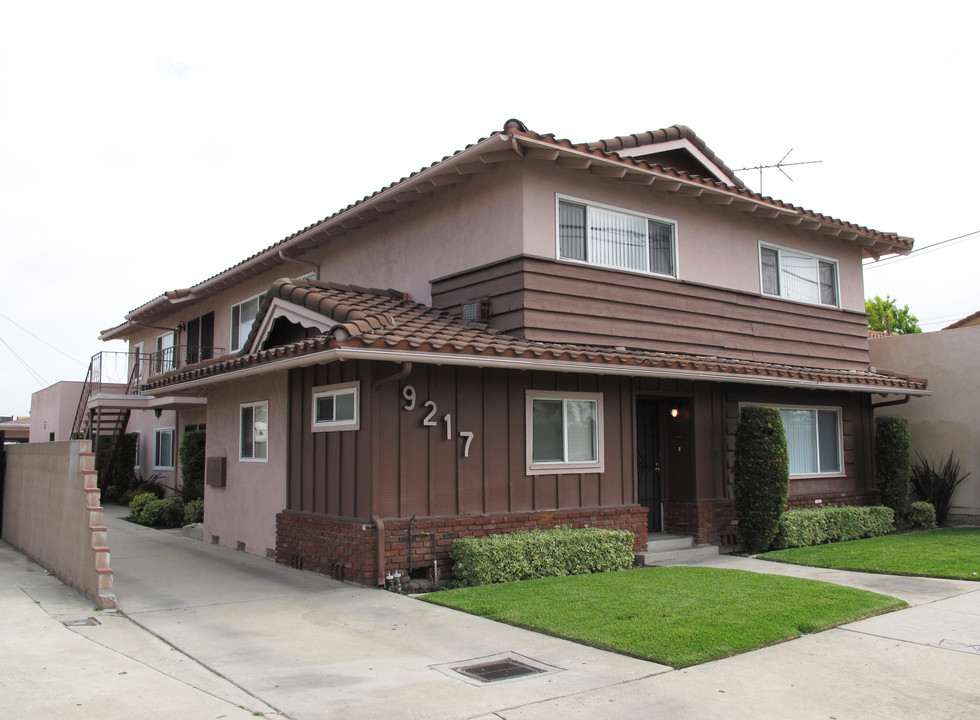 9217 Stewart And Gray Rd in Downey, CA - Foto de edificio