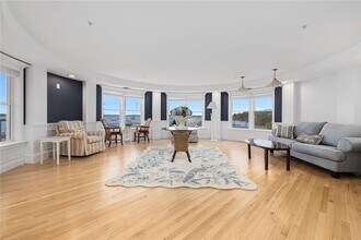 53 Conanicus Ave in Jamestown, RI - Foto de edificio - Building Photo