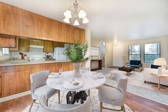 Hahn Triplexes in Modesto, CA - Foto de edificio - Building Photo