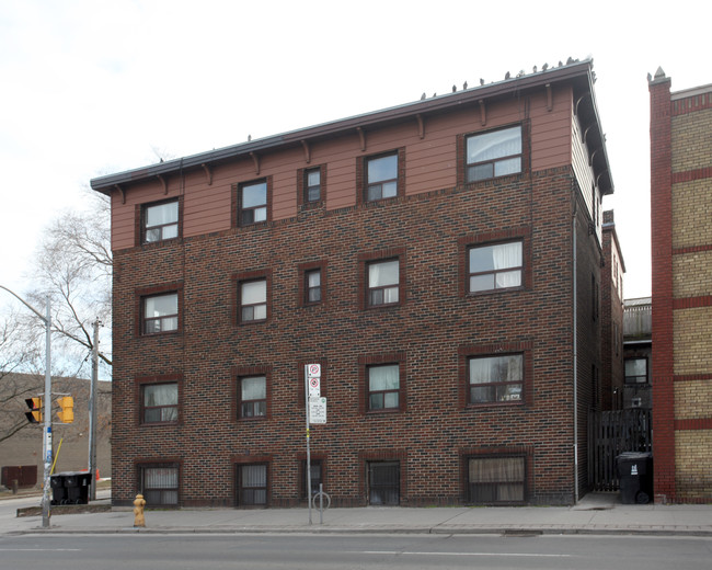 496 Montrose Ave in Toronto, ON - Building Photo - Primary Photo