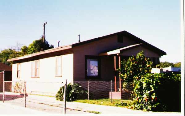 242-242 1/2 Leighton Dr. in Ventura, CA - Building Photo