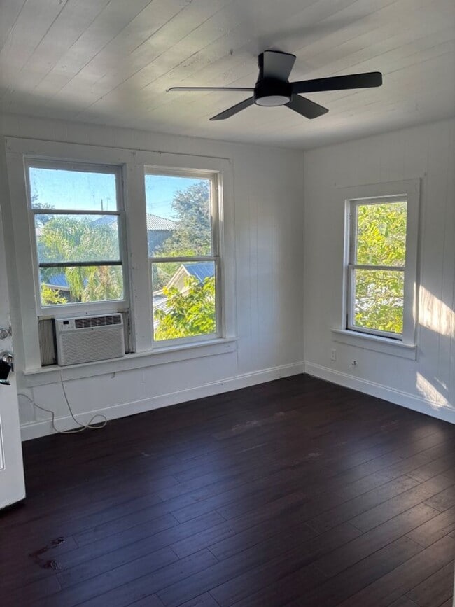 324 N Orange St in New Smyrna Beach, FL - Foto de edificio - Building Photo