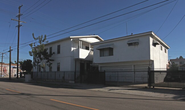 3200 Darwin Ave in Los Angeles, CA - Building Photo - Building Photo