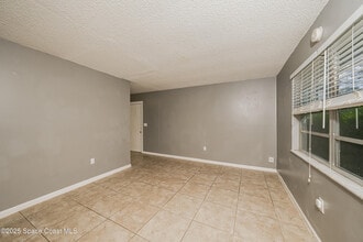 7500 Coquina Ave in Fort Pierce, FL - Foto de edificio - Building Photo