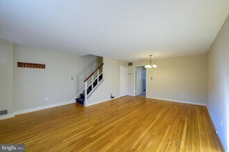 9848 Hollow Glen Pl in Silver Spring, MD - Foto de edificio - Building Photo