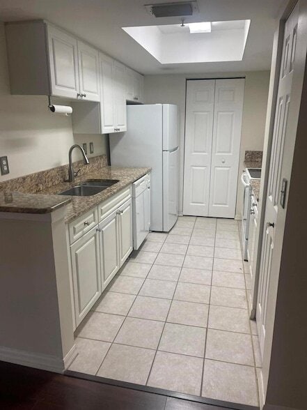 property at 400 Crestwood Ct N
