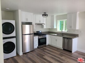 19115 Bessemer St in Los Angeles, CA - Building Photo