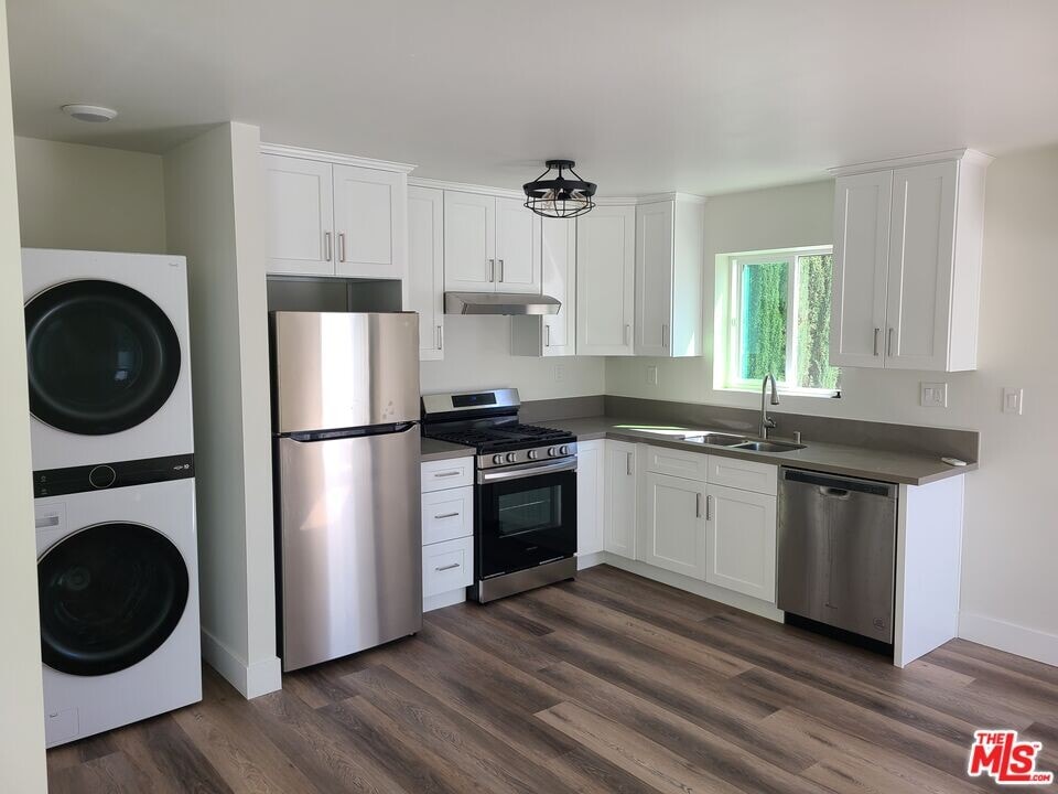 19115 Bessemer St in Los Angeles, CA - Building Photo