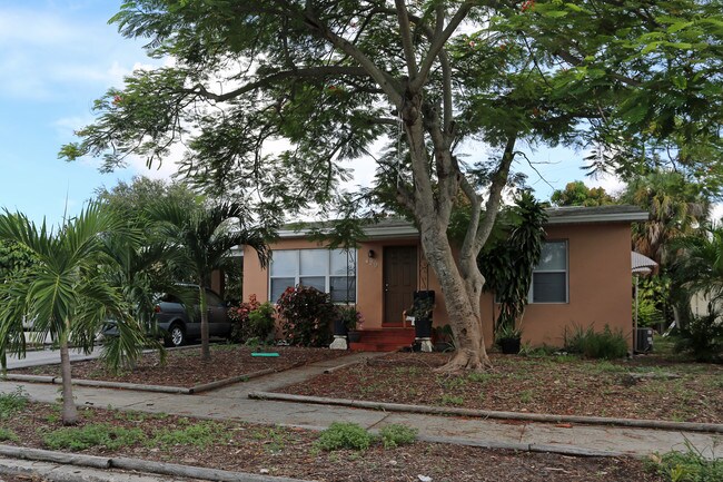429 Upland Rd in West Palm Beach, FL - Building Photo - Building Photo