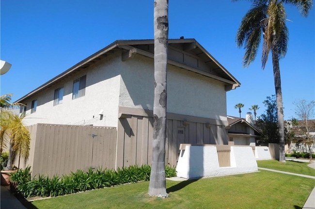 18311 Patterson Ln in Huntington Beach, CA - Building Photo - Building Photo