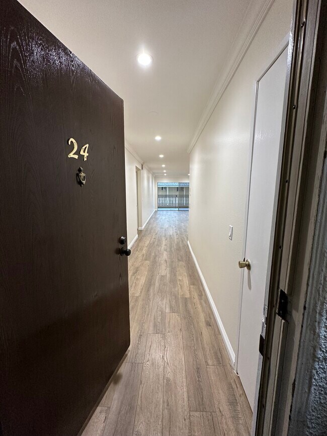 1236 N Columbus Ave, Unit 24 in Glendale, CA - Building Photo - Building Photo