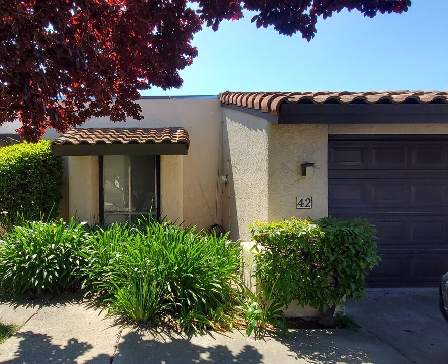 42 El Mirador Ct in San Luis Obispo, CA - Building Photo