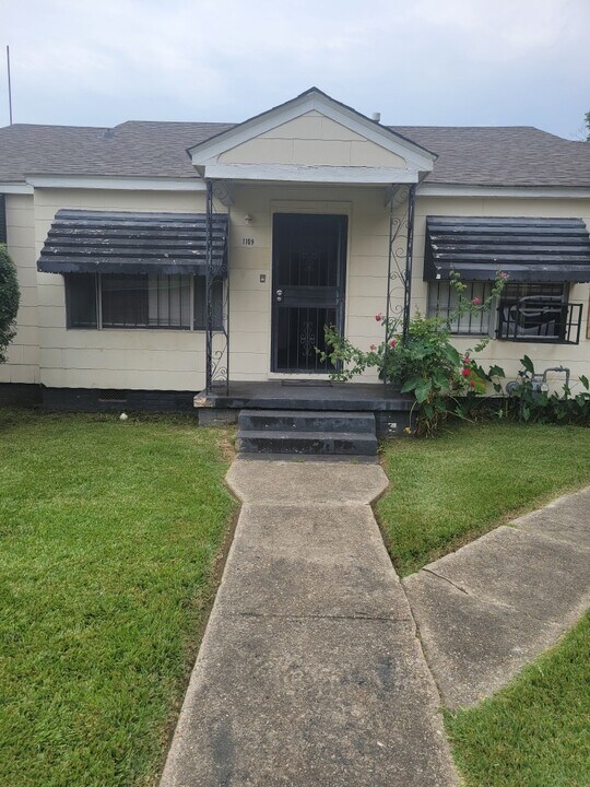 1109 Palmyra St in Jackson, MS - Building Photo