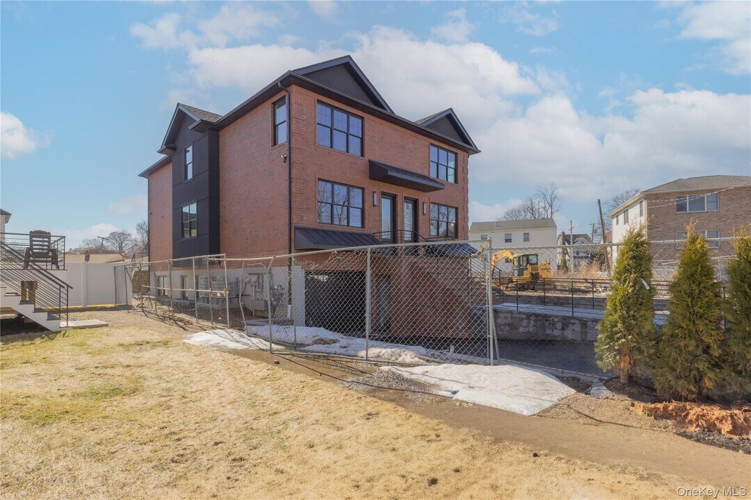 7 Victoria Ln in Yonkers, NY - Building Photo