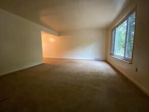 920 Sleepy Hollow Rd in Castle Shannon, PA - Building Photo - Building Photo