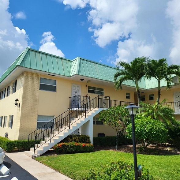 23 Colonial Club Dr, Unit 200 in Boynton Beach, FL - Foto de edificio - Building Photo