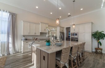 6427 Pembroke Wy in Naples, FL - Building Photo - Building Photo