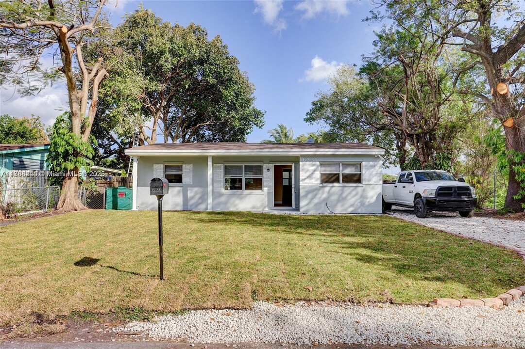 6231 Hayes St in Hollywood, FL - Foto de edificio