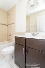 855 W Cornelia Ave in Chicago, IL - Building Photo - Building Photo