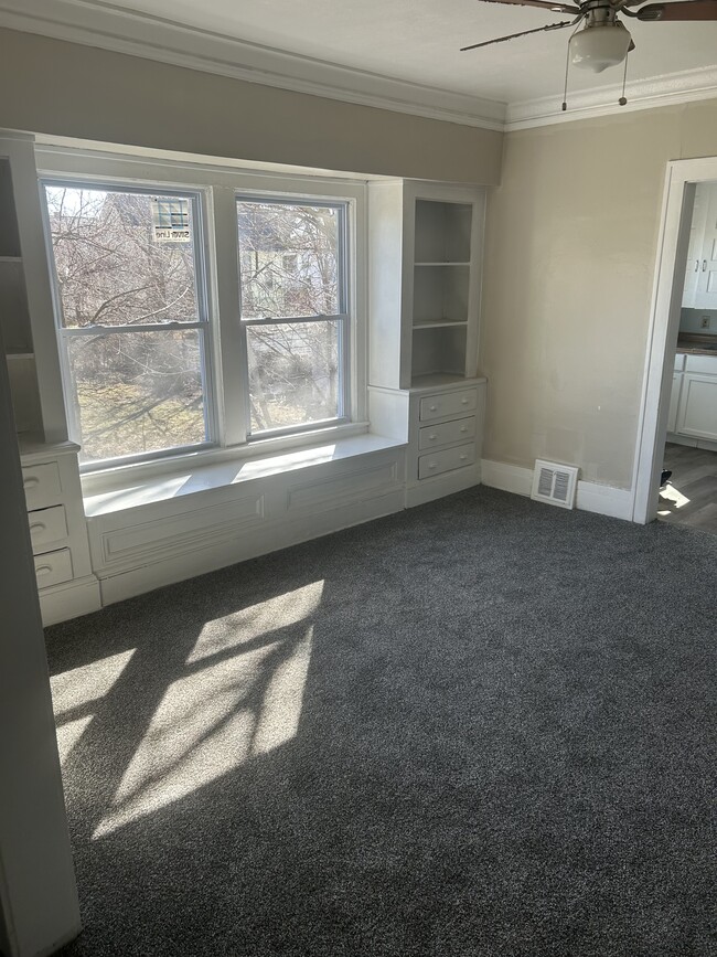 884 E 131st St, Unit #2 in Cleveland, OH - Foto de edificio - Building Photo