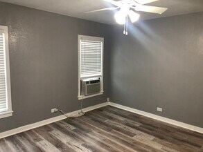 136 W Ridgewood Ct in San Antonio, TX - Foto de edificio - Building Photo