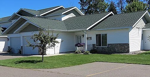 Grand Oaks Court Townhomes in Baxter, MN - Foto de edificio