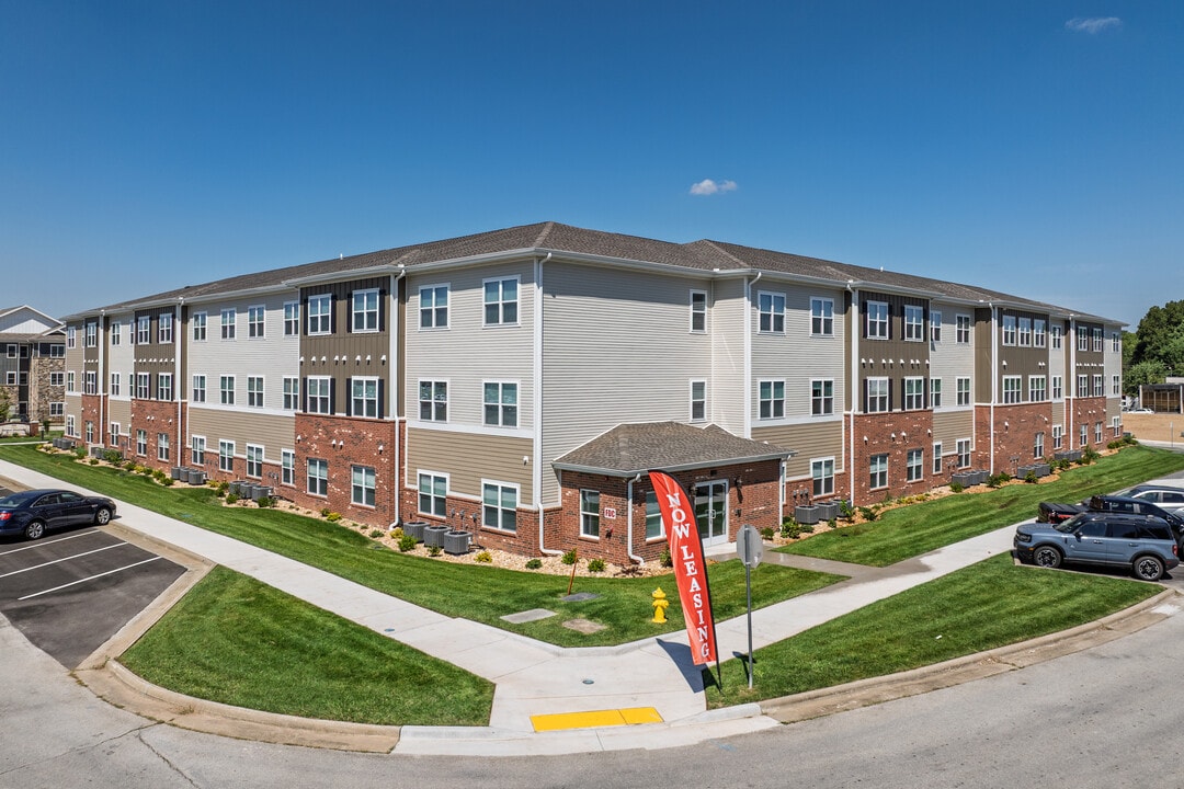 Delmar Meadows in Springfield, MO - Building Photo