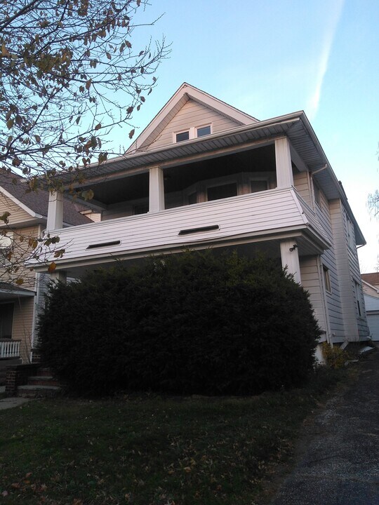 1299 Warren Rd in Lakewood, OH - Building Photo