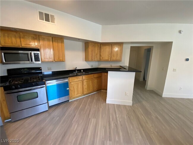 8400 W Charleston Blvd in Las Vegas, NV - Foto de edificio - Building Photo