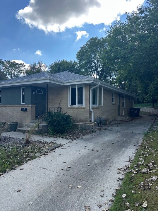 6038 Urbandale Ave in Des Moines, IA - Building Photo