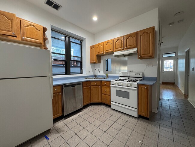 817 N Hoyne Ave in Chicago, IL - Building Photo - Building Photo