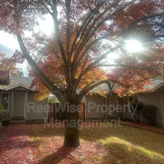 1632 Leonard Rd in Grants Pass, OR - Foto de edificio - Building Photo
