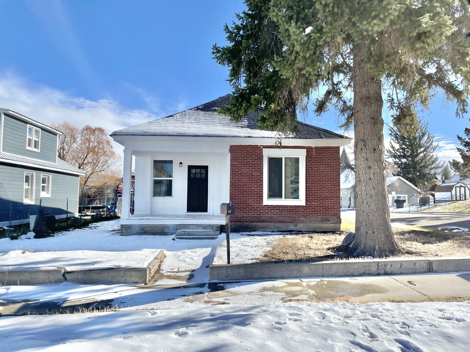 422 Emerald St in Kemmerer, WY - Building Photo