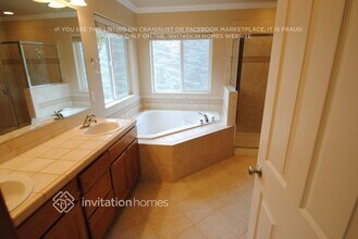 22304 68th Pl West in Mountlake Terrace, WA - Foto de edificio - Building Photo