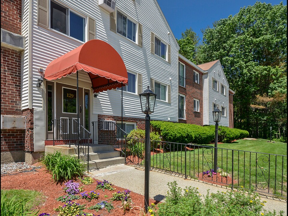 Devonshire Village in Manchester, NH - Foto de edificio