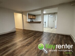 1207 N Oakes St-Unit -Unit C (Downstairs) in Tacoma, WA - Building Photo - Building Photo