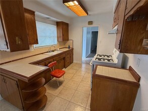 20720 Strathern St in Los Angeles, CA - Building Photo - Building Photo