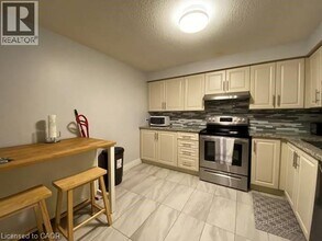 35 Green Valley Dr in Kitchener, ON - Building Photo - Building Photo