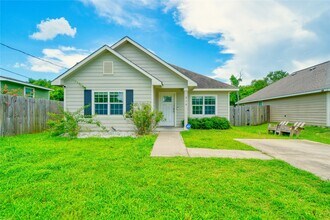 319 Dreamland Ave in Crosby, TX - Building Photo - Building Photo