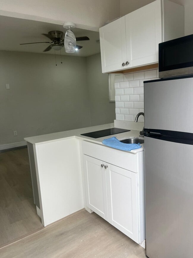 1460 NW 41st St in Miami, FL - Building Photo - Building Photo