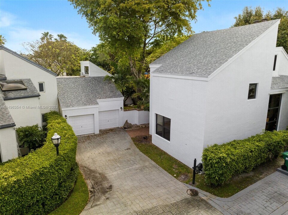 20215 W Oakhaven Cir in Miami, FL - Building Photo