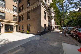 145 W 71st St in New York, NY - Building Photo - Building Photo