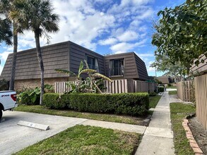 705 7th Ct in Palm Beach Gardens, FL - Building Photo - Building Photo