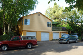 2230-2236 NE Couch St in Portland, OR - Building Photo - Building Photo