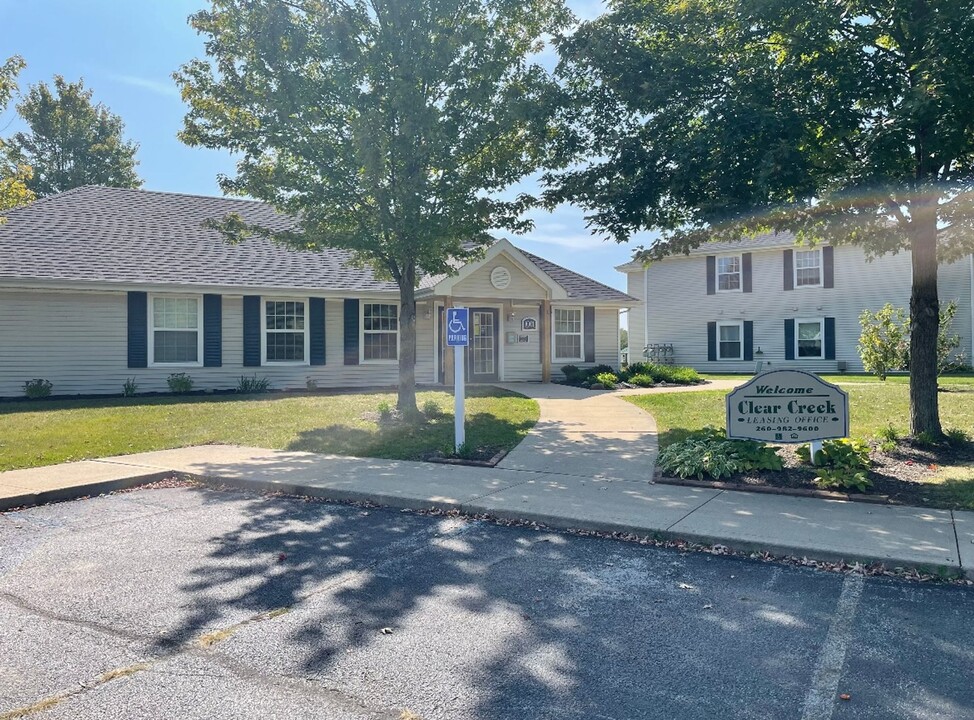 CLEAR CREEK APARTMENTS in North Manchester, IN - Building Photo