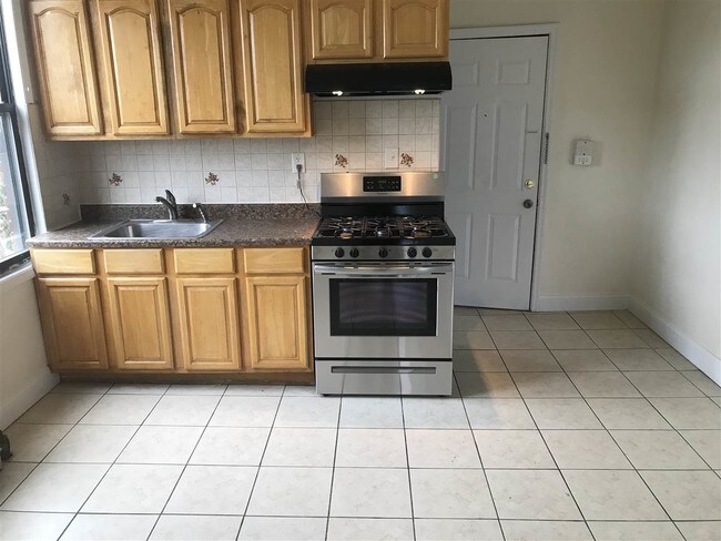 248 Avenue B-Unit -5 in Bayonne, NJ - Building Photo - Building Photo