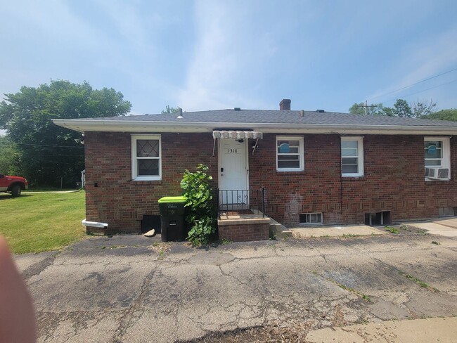 property at 1318 E Frye Ave