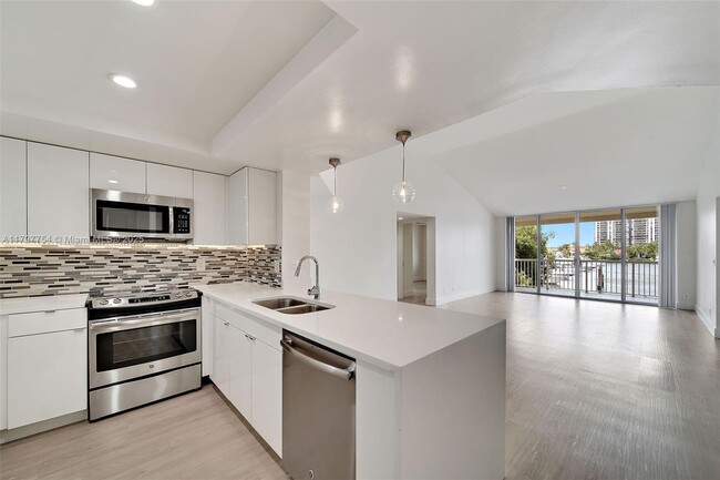 3605 NE 207th St in Miami, FL - Building Photo - Building Photo